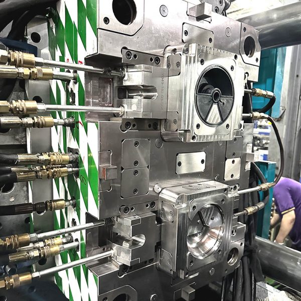 China Precision Mold Plastics Valve Cover
